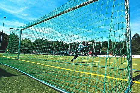 Jugendfuball-Tornetz Ultra aus Polyethylen (1 Paar), ca. 4,9 mm stark, in Flecht/Flecht-Technik, MW 10 cm