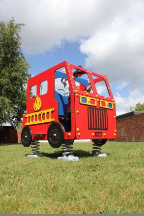 Feuerwehrauto mit Federn