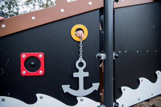 Kleines Piratenschiff mit Treppe und Rutsche