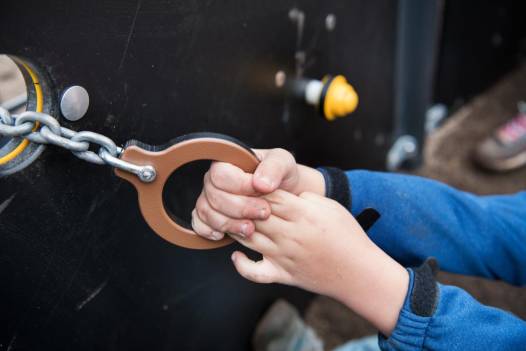 Kleines Piratenschiff mit Treppe und Rutsche