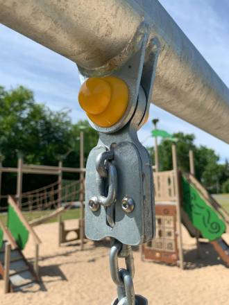 Metallschaukelgestell mit Babyschaukel