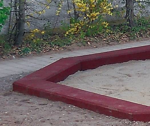 Sandkastenumrandung aus Blockstufen