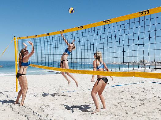 Beachvolleyball-Trainingsnetz aus ca. 2 mm starken Polyethylen-Leine, 9 x 18 m, MW 10 cm, Einfassband in Neonfarben ringsum (75 mm breit)