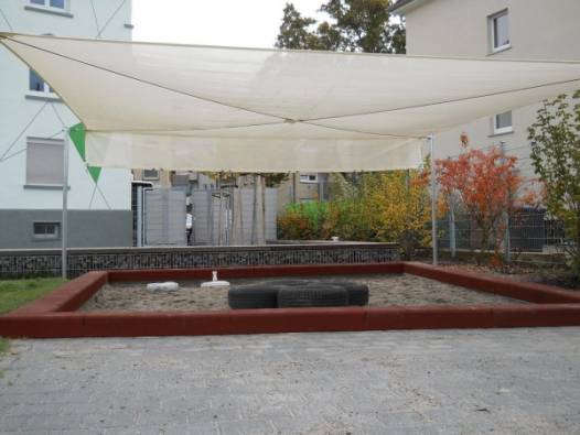 Sandkastenumrandung aus Blockstufen