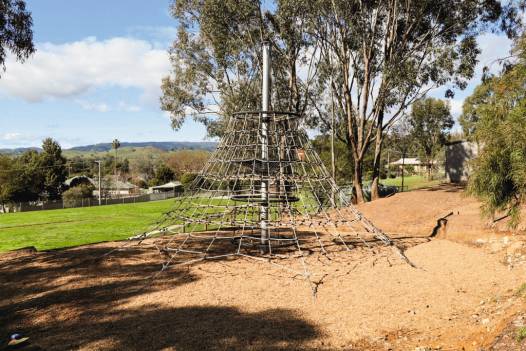 Seilnetz-Pyramide Dino 1 Kletterpyramide