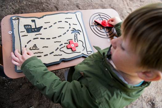 Groes Piratenschiff mit Treppe und Rhrenrutsche