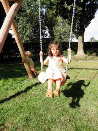 Kleine Schaukel aus Robinie mit 2 Gummisitzen