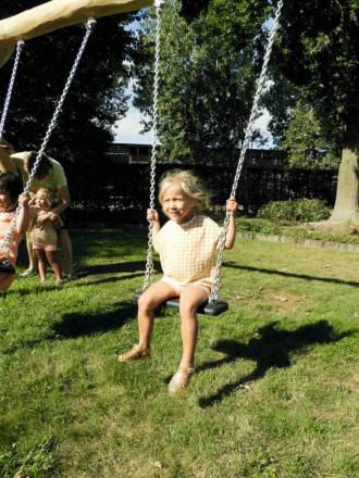 Kleine Schaukel aus Robinie mit 2 Gummisitzen