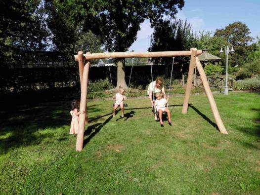 Kleine Schaukel aus Robinie mit 2 Gummisitzen