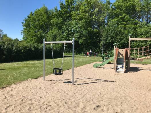 Metallschaukelgestell mit Babyschaukel