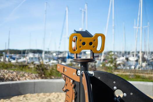 Mittelgroes Piratenschiff mit Treppe und Rutsche