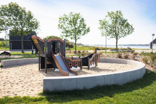 Mittelgroes Piratenschiff mit Treppe und Rutsche