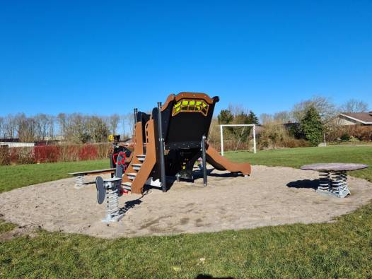 Mittelgroes Piratenschiff mit Treppe und Rutsche