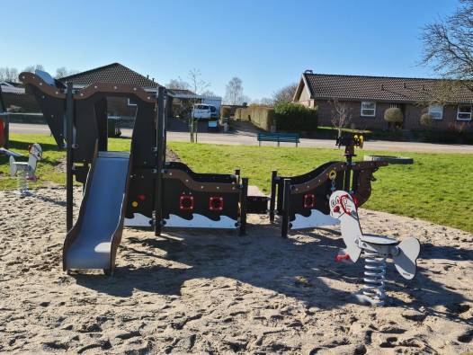 Mittelgroes Piratenschiff mit Treppe und Rutsche