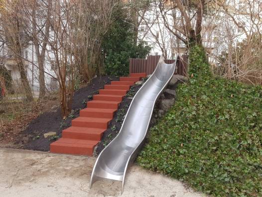 Sandkastenumrandung aus Blockstufen