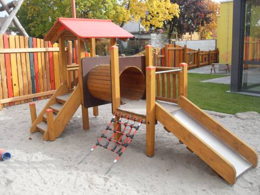 Turm mit Dach aus Brettern, farbig lasiert, Modul Spielinsel