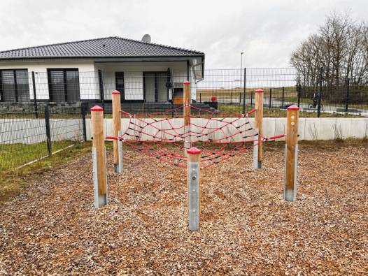 Spinnennetz „Steindorf“, Douglasiepfosten