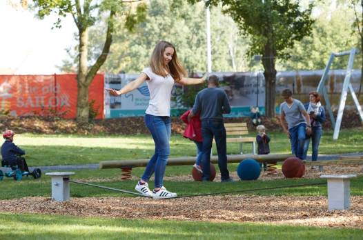 Slackline 4m lang mit Gurtband, inkl. Fertigfundament
