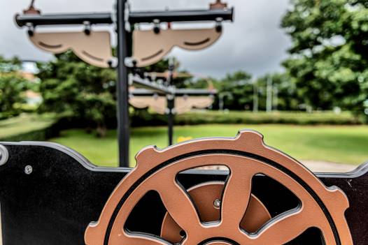 Groes Piratenschiff mit Treppe und Rhrenrutsche