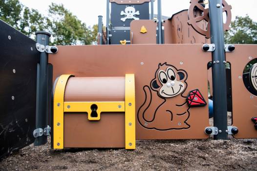 Groes Piratenschiff mit Treppe und Rhrenrutsche