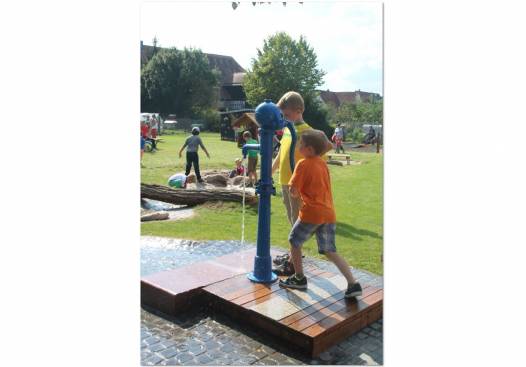 Wasserpumpe mit Reservoir und Eiche-Podest