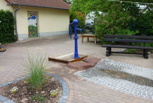 Wasserpumpe mit Reservoir und Eiche-Podest