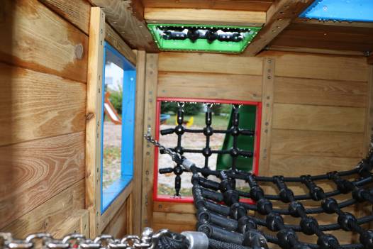 Spielwrfel mit Netzen und Rutschbahn