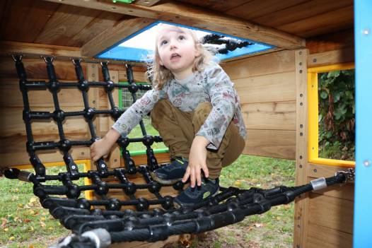 Spielwrfel mit Netzen und Rutschbahn