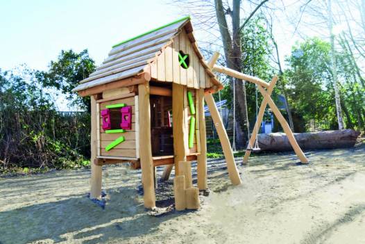 Holzfllerhtte mit kleiner Schaukel