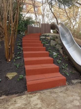 Sandkastenumrandung aus Blockstufen