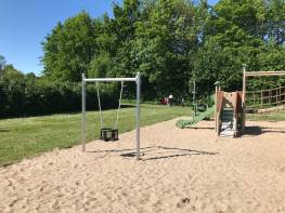 Metallschaukelgestell mit Babyschaukel