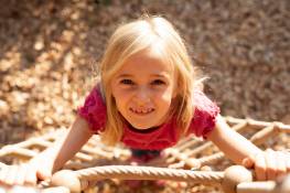 Spielturm Robinie mit Anbauten