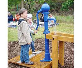 Wasserpumpe mit Reservoir und Eiche-Podest